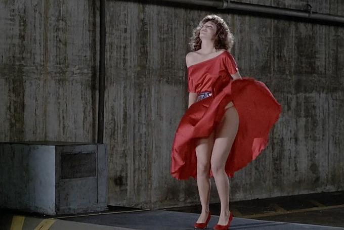 Una chica al rojo vivo en los 80s. El juego de La infidelidad en tiempo de comedia